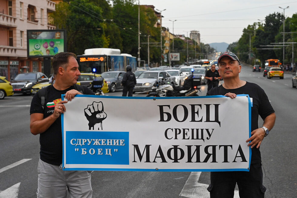 "Следващият министър на вътрешните работи трябва да бъде одобрен след съгласуване с гражданското общество, а не от партиите. Само така ние ще си върнем доверието в изборния процес", коментираха организаторите на протеста.