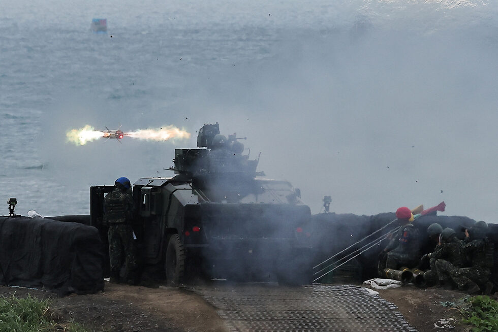 Противотанкова ракета TOW-2A, произведена в САЩ, е изстреляна от тайвански войници от транспортна машина M1167 TOW на полигона Фаншан в Пингтунг, Тайван.