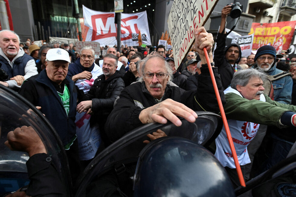 Полицай използваха лютив спрей на протест срещу решението на президента на Аржентина Хавиер Милей да наложи вето на пенсионната реформа в Буенос Айрес, Аржентина.