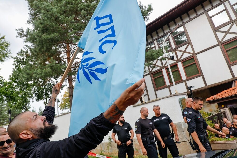 От вчера следобед Доган е поканен да освободи помещенията, собственост на компанията "Делта епсилон", в която член на съвета на директорите е неговият бивш съдружник от ТЕЦ "Варна" Данаил Папазов. Поканата важи и за другия имот, обитаван от партийния лидер - в бургаския парк "Росенец", който също е фирмена собственост. Там също дежурят подкрепящи Доган членове на движението, информират медии.