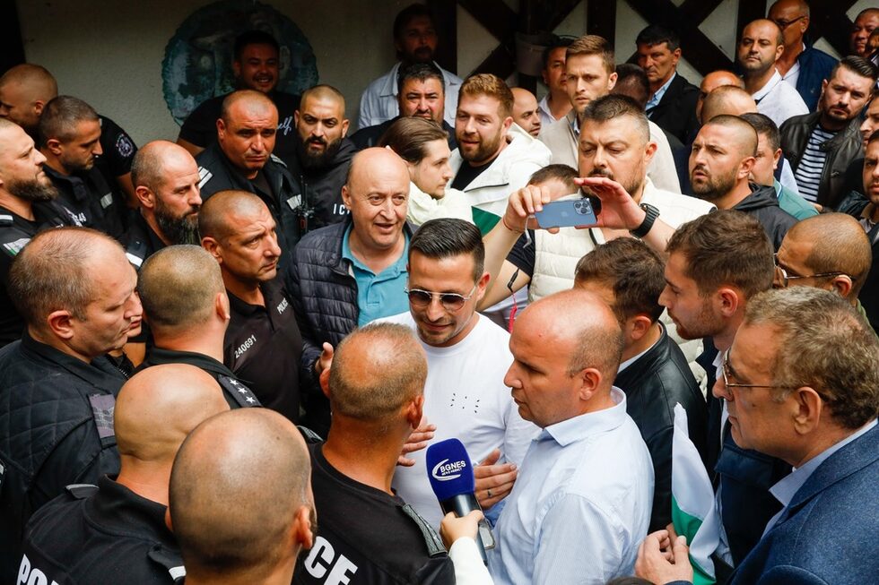 Активисти на крилото на Доган в ДПС се събраха пред имота, за да предотвратят евентуално изнасяне на партийно имущество.