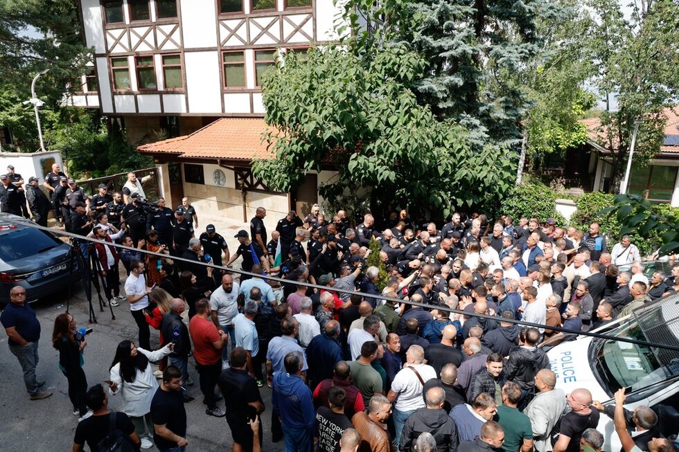 Вчера привечер служители на резиденцията, наети от Доган, са били изведени от помещенията от гардове.