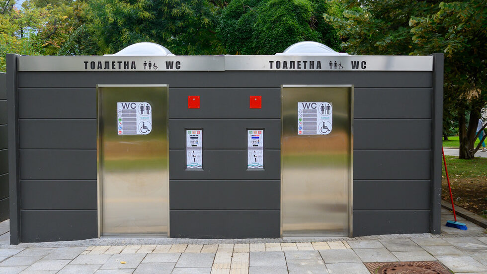 В петък бе отворена за посещения тоалетна, която се намира между сградата на парламента и "Свети Александър Невски".