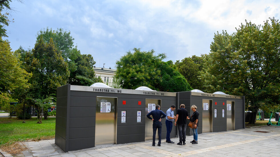 През 2019 г. в градината "Кристал" бе монтирана обществена тоалетна, за която Столичната община плати 170 хил. лева без ДДС. Тя обаче <a href="https://www.dnevnik.bg/bulgaria/2022/01/05/4300000_toaletnata_za_170_hilleva_v_gradinata_kristal_moje_bi/" target="_blank">получи Акт 16 </a>и бе отворена едва през 2022 г.