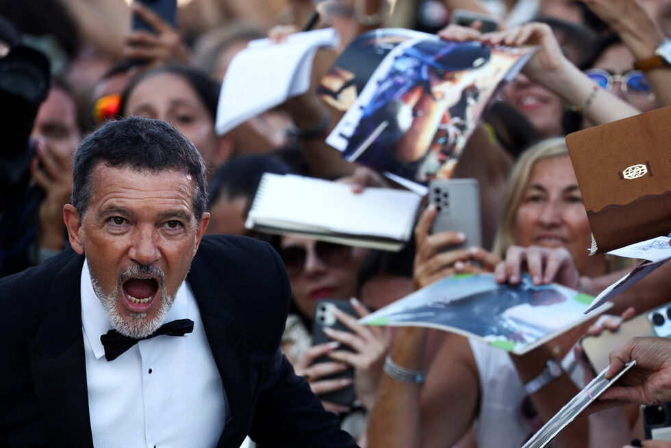 Звездите от филма Babygirl на Халина Рейн преминаха по червения килим във <a href="https://www.dnevnik.bg/kultura/2024/08/29/4669405_alfonso_kuaron_za_keit_blanshet_biah_ujasen_che_tia/" target="_blank">Венеция</a> за неговата премиера. След прожекцията еротичният трилър получи 6-минутни овации от публиката, пише "Варайъти". Във филма Никол Кидман играе ролята на властен изпълнителен директор, който рискува да загуби кариерата и семейството си, започвайки афера с по-младия си стажант, изигран от Харис Дикинсън. Във филма участват още Антонио Бандерас, Софи Уайлд и Естер Макгрегър.<div> </div>