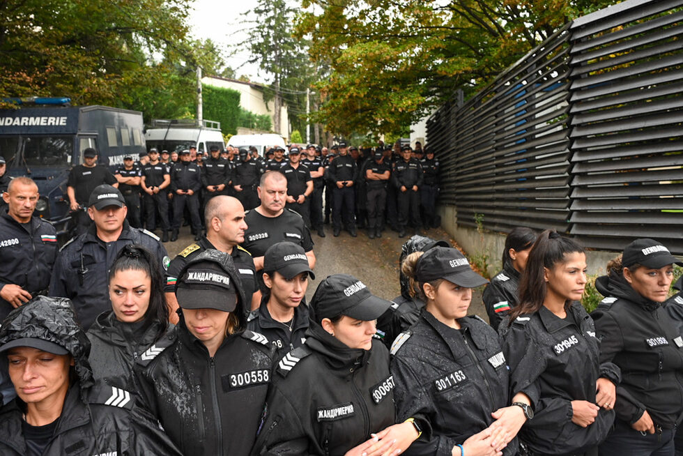 Полицайките са разположени на първа линия, полицаите са на втора линия.