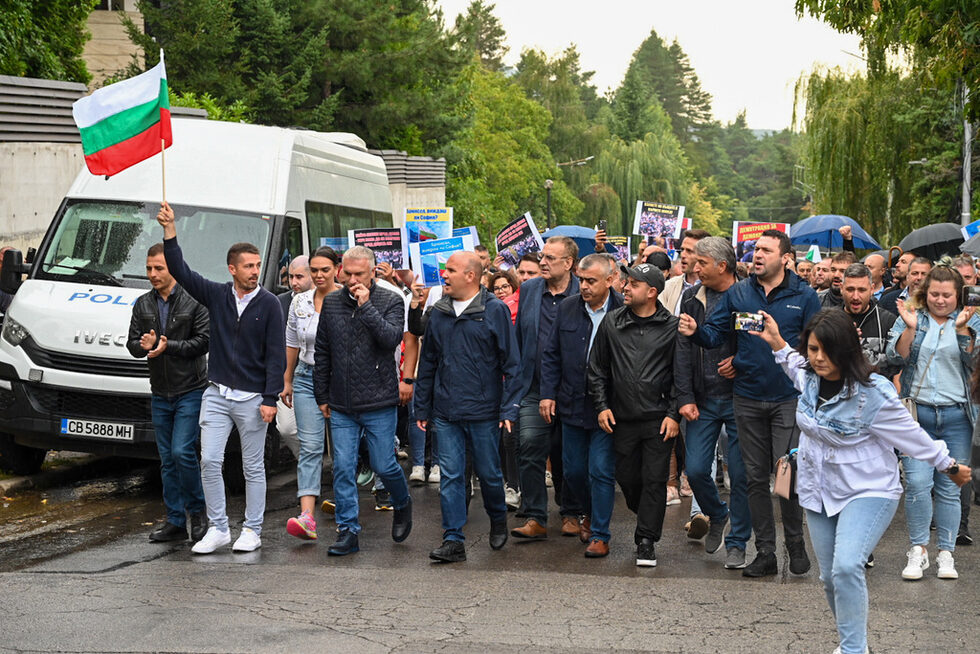 След като не можаха да влязат в имота, Чакъров и Кючюк поведоха "поход за демокрация" към затворения комплекс "Берлин", за който се твърди, че е бил обитаван от Делян Пеевски.