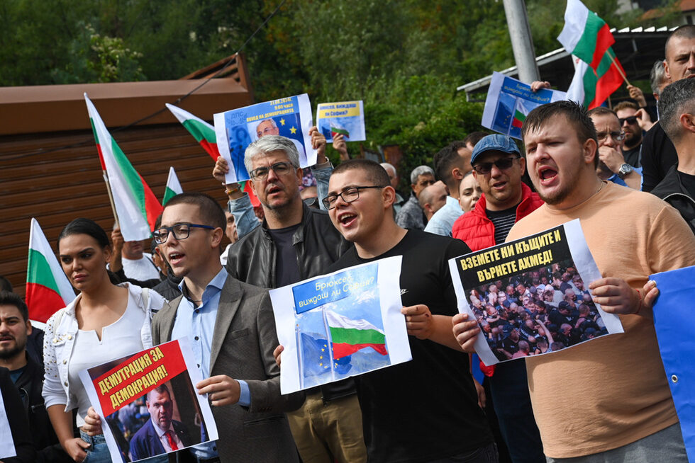 Партийният актив на ДПС афишира, че е готов да остане на улицата, само и само Доган да остане обитател на "сараите".
