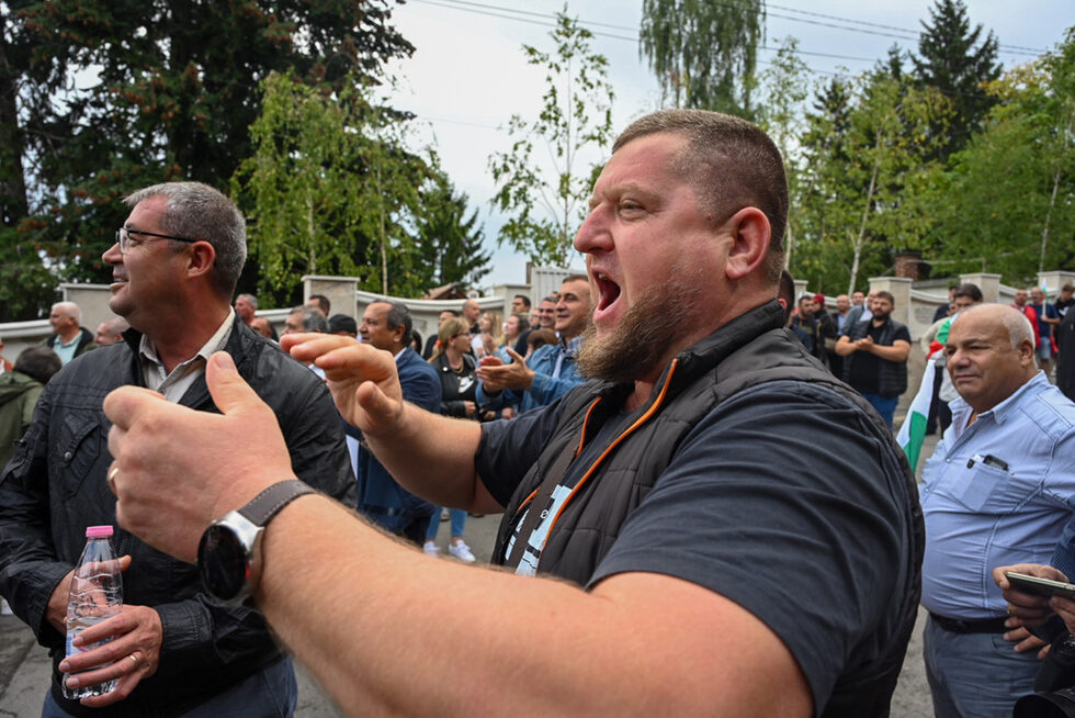 Фотогалерия: "Поход за демокрация" от "сарая" на Доган до резиденцията на Пеевски и назад