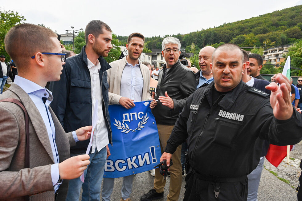 Фотогалерия: "Поход за демокрация" от "сарая" на Доган до резиденцията на Пеевски и назад