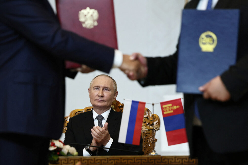 Руският президент Владимир Путин присъства на церемония по подписване на документи, състояла се след срещата му с монголския президент Ухнаагийн Хурелсух в Улан Батор, Монголия.