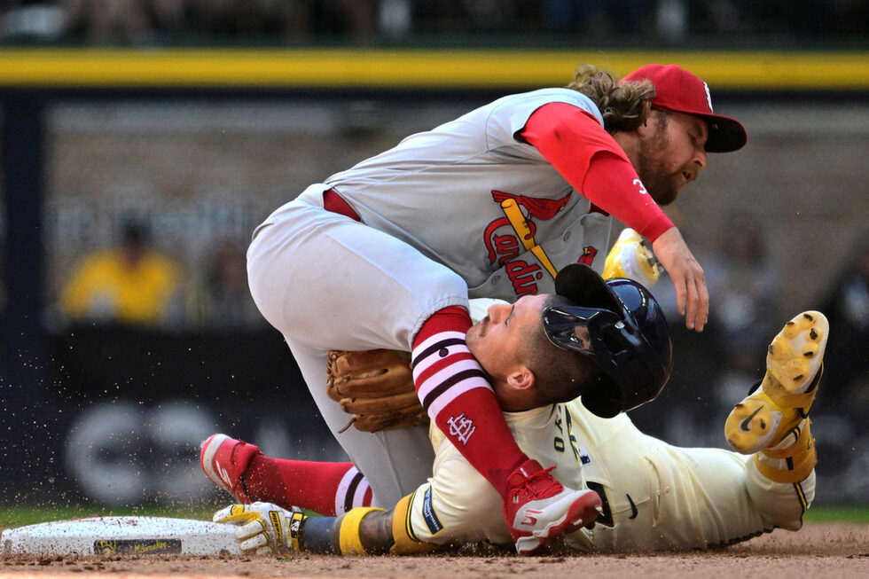 Играчът на St. Louis Cardinals, Брендън Донован (Л), спира Джоузеф Ортиз от Milwaukee Brewers по време на четвъртия ининг на срещата, Милуоки, Уисконсин, САЩ.