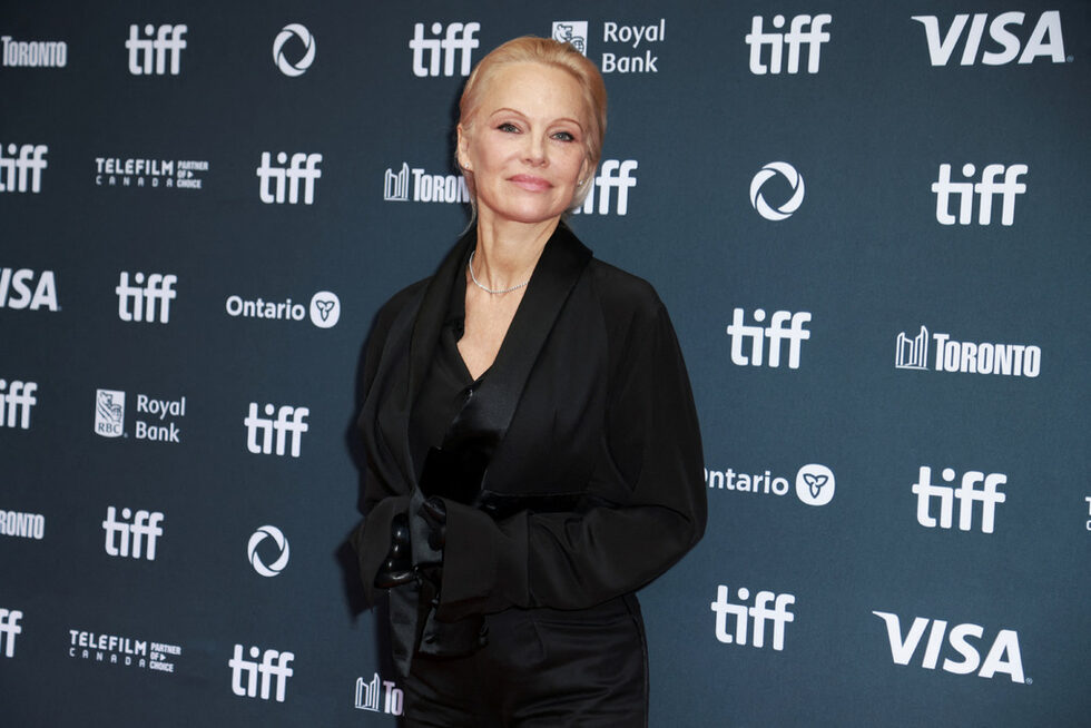 Памела Андерсън пристигна в Торонто за премиерата на новия си филм The Last Showgirl с режисьор Джия Копола. "Тайм" казват, че това е най-значимата ѝ роля досега, а Би Би Си я определи като "откритие". "Мисля, че цял живот съм се подготвяла за тази роля", казва Андерсън. Пред "Варайъти" актрисата заяви, че през годините самата тя се е подценявала, но сега всичко се е случило в точния момент.