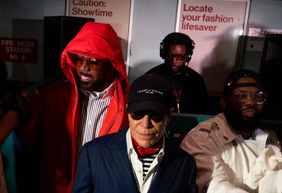 Дизайнерът Томи Хилфигър с рап изпълнителите от Wu-Tang