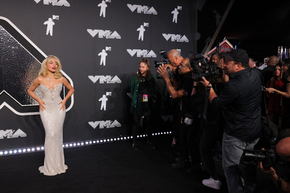 Mузикалните видеонагради на MTV бяха отложени с един ден заради дебата между Доналд Тръмп и Камала Харис. По черния килим преди церемонията освен фаворитите за тазгодишните отличия преминаха и знаменитости като Парис Хилтън, актрисата Маргарет Куоли и легендарната Синди Лоупер.<br /><br />Младата певица Сабрина Карпентър беше облечена с рокля на Боб Маки, носена преди това от Мадона през 1991 г. на наградите "Оскар"