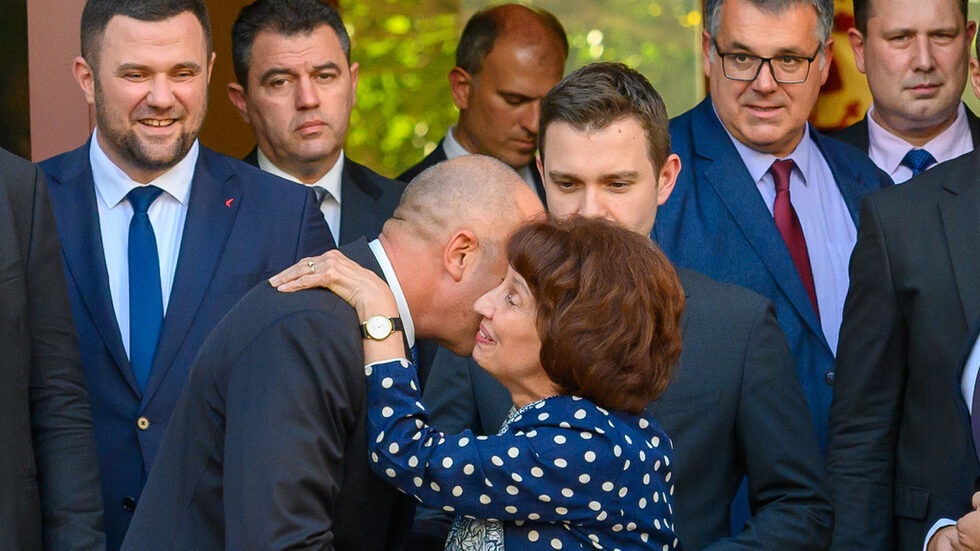 Радев призова политиците в Северна Македония и правителството да напуснат предизборната реторика. "Нека да се успокоят там страстите, нека да се върнат към реализма. А реализмът е много ясен - нашите отношения оттук нататък ще продължават да се градят именно на основата на сключените споразумения и заключението на ЕС", допълни президентът.