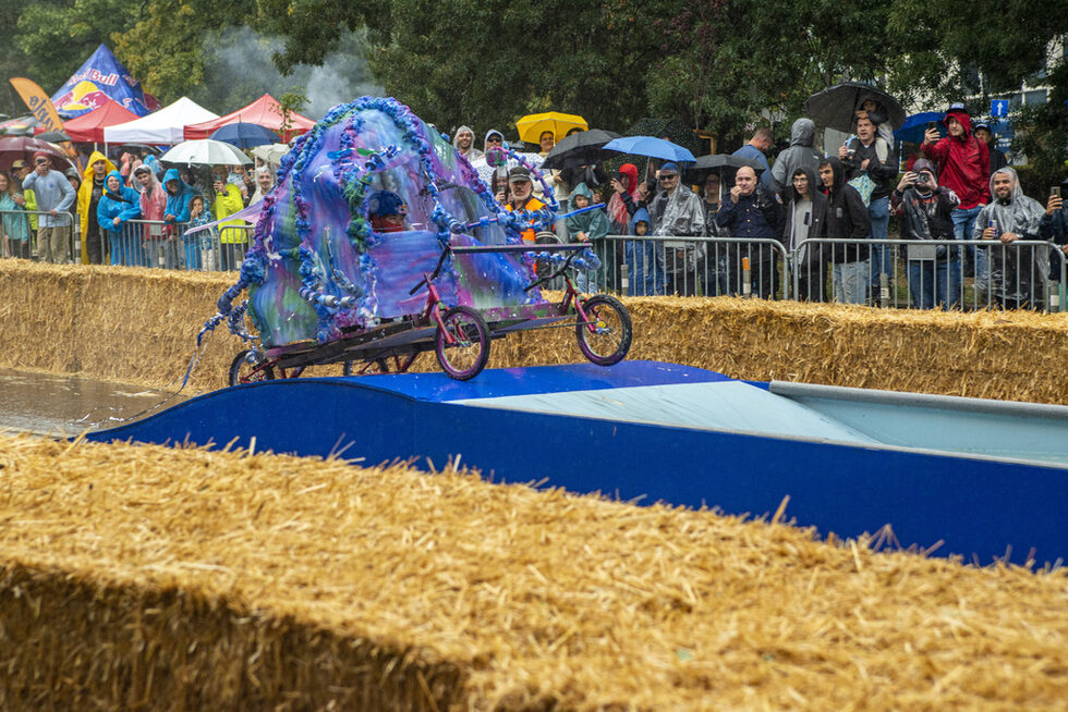 Фотогалерия: Смях, адреналин и дъжд на Red Bull Soapbox Race България 2024