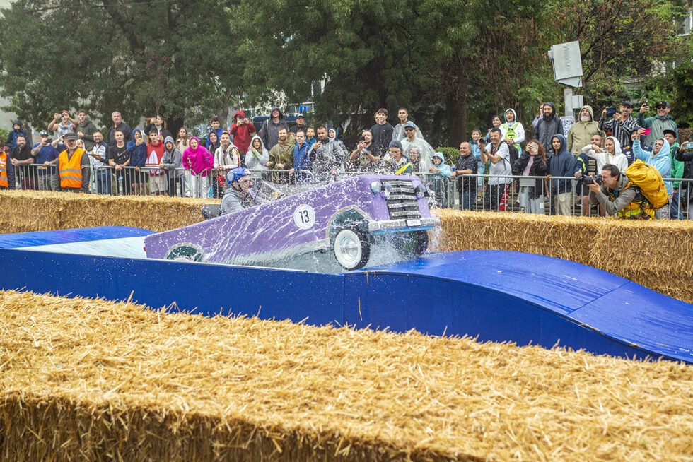 Фотогалерия: Смях, адреналин и дъжд на Red Bull Soapbox Race България 2024