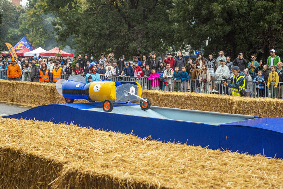 Фотогалерия: Смях, адреналин и дъжд на Red Bull Soapbox Race България 2024