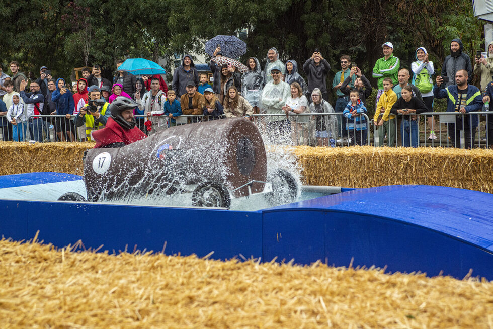 Фотогалерия: Смях, адреналин и дъжд на Red Bull Soapbox Race България 2024