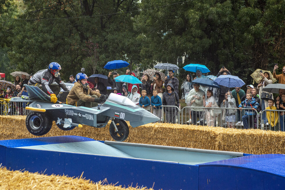 Фотогалерия: Смях, адреналин и дъжд на Red Bull Soapbox Race България 2024