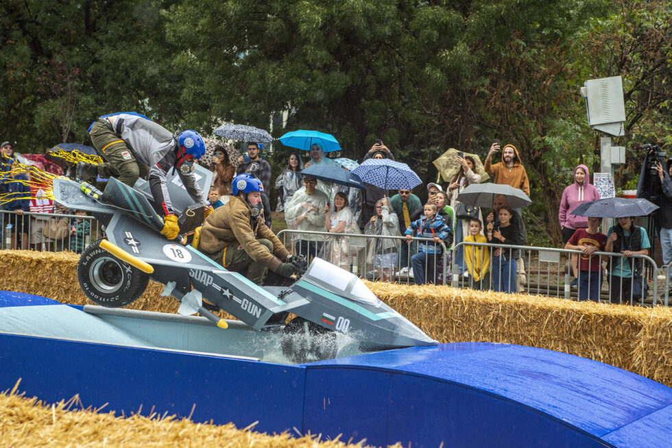 Фотогалерия: Смях, адреналин и дъжд на Red Bull Soapbox Race България 2024