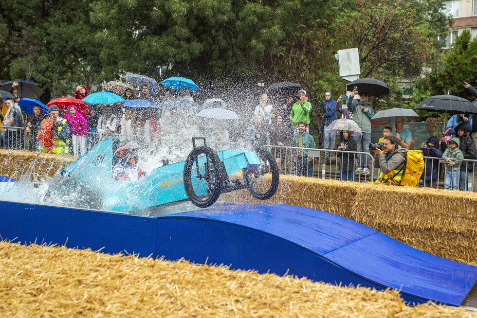Фотогалерия: Смях, адреналин и дъжд на Red Bull Soapbox Race България 2024