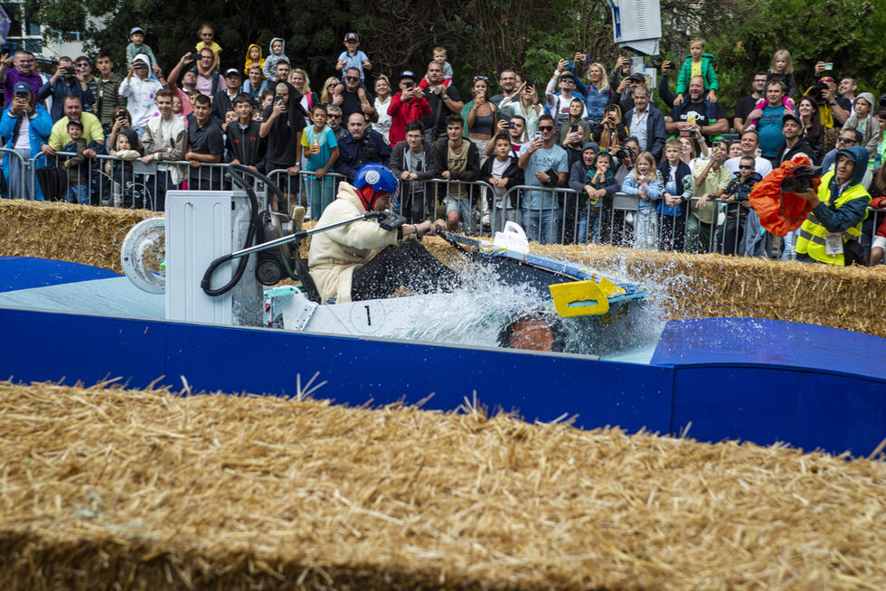 Фотогалерия: Смях, адреналин и дъжд на Red Bull Soapbox Race България 2024