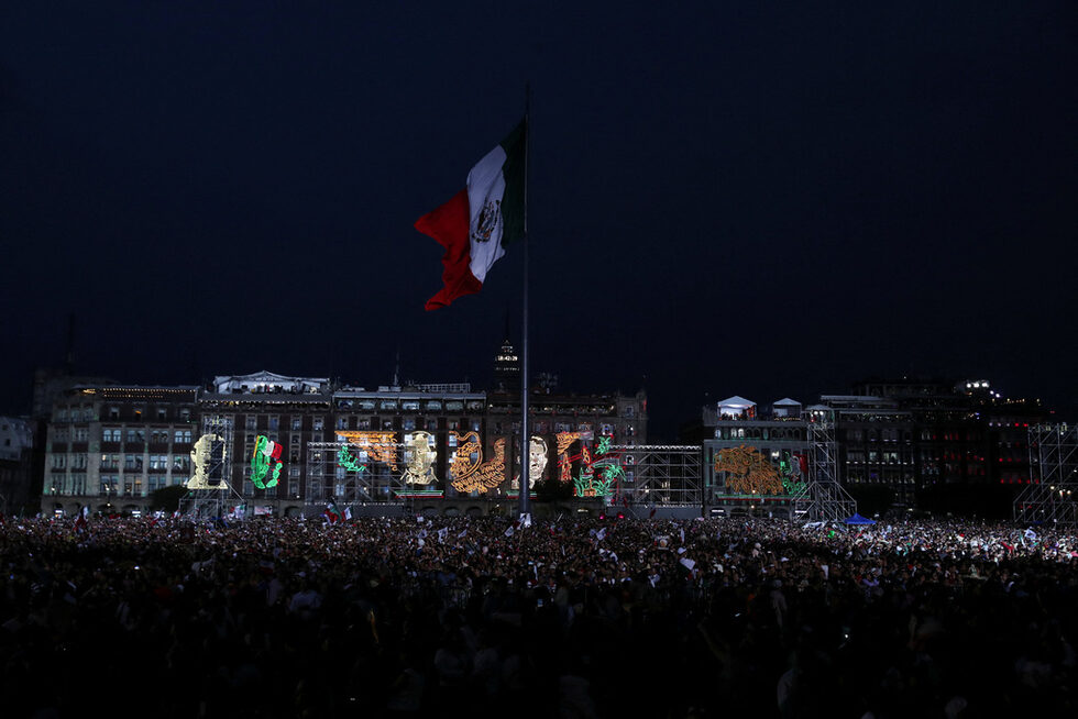 Знамето на Мексико се развява в деня на церемонията "Викът на независимостта" по случай независимостта на Мексико от Испания в Националния дворец на площад "Зокало", в центъра на Мексико сити, Мексико.