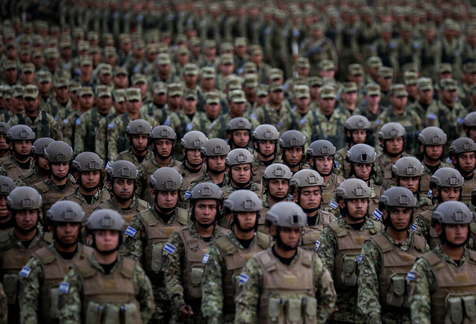 Военнослужещи от армията на Салвадор участват в церемония, посветена на Деня на независимостта на страната, в Сиудад Арсе, Салвадор.