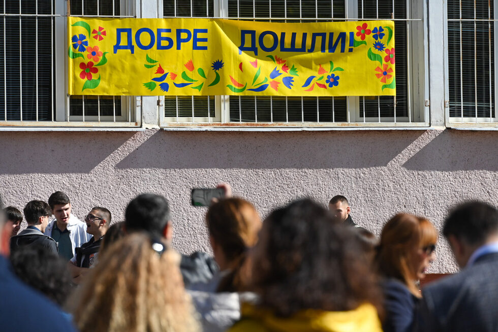 <a href="https://www.dnevnik.bg/photos/snimka_na_denia/2024/09/16/4676228_snimka_na_denia_na_dobur_chas_v_purviia_ucheben_den/" target="_blank">Новата учебна година започна за над 720 хил. ученици, а над 58 хил. първокласници прекрачиха прага на училищата за първи път. </a>Общо 2331 училища отвориха врати, за да посрещнат учениците. В детските градини и в училищата работят над 92 хил. учители и специалисти.<br /><br />Снимката е от двора на 73 Средно училище "Владислав Граматик"
