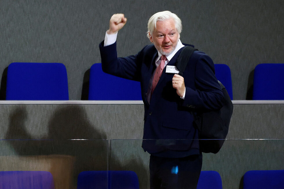 Основателят на WikiLeaks Джулиан Асанж вдига юмрук, докато напуска заседанието на Парламентарната асамблея на Съвета на Европа (ПАСЕ) в Страсбург, Франция.