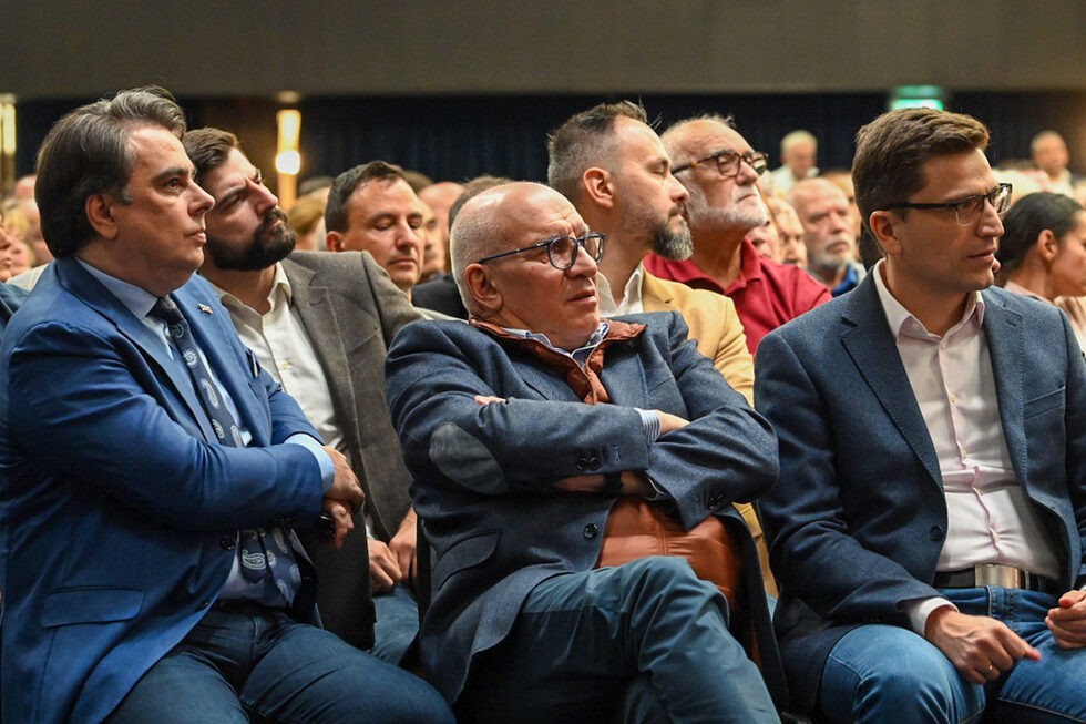 И бившияат управител на приватизираната по време на кабинета "Костов" Булбанк Левон Хампарцумян (в средата) слуша заключителното слово на Костов - сред финансист и икономист (Асен Василев и Венко Сабрутев).