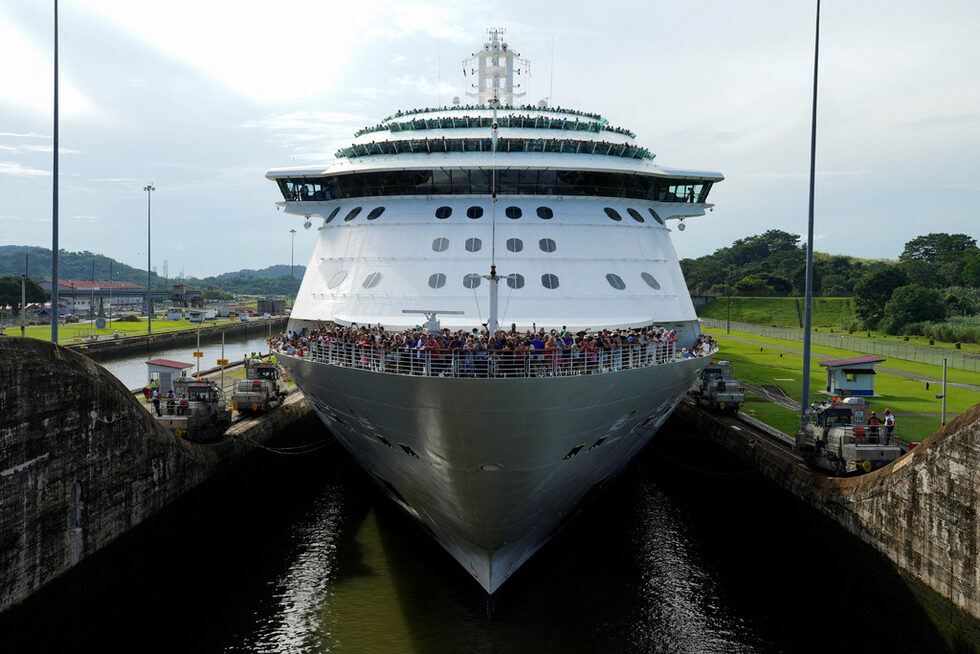 Круизният кораб Brilliance of the Seas влиза в шлюзовете "Мирафлорес" на Панамския канал в Панама сити, Панама.
