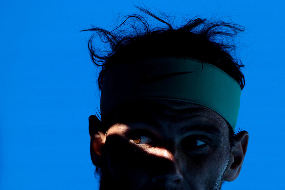 Така изглежда погледът към рекорда – мач от четвъртия кръг на Australian Open през 2022 г. Съперникът е Адриен Манарино, но това за Надал е само подробност по пътя към втора победа в първия за годината турнир от "Големия шлем" и общо 21-а титла от шлема, което ще го изведе еднолично на първо място в историята на тениса по този показател. В онзи момент Бикът дели мястото с Роджър Федерер и Новак Джокович. На финала в Мелбърн Даниил Медведев е принуден да свали ракетата след 2:6, 6:7 (5), 6:4, 6:4, 7:5.