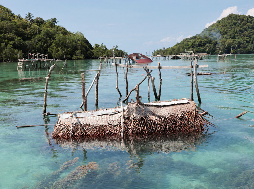 Неговата местна общност, известна като ''Bajau Laut'', се слави с умението да се гмурка под водата за дълги периоди от време без помощта на оборудване.<br /><br />Те живеят в района от векове, но властите все още ги разглеждат като мигранти, тъй като повечето от тях нямат основни документи, с които да докажат имената, възрастта и националността си.<br /><br />Понякога известни като ''Sama Bajau'' на други места в Югоизточна Азия, много от тях живеят в бедност и несигурност. Без документи им се отказва достъп до здравеопазване, образование, финансови услуги.<br />