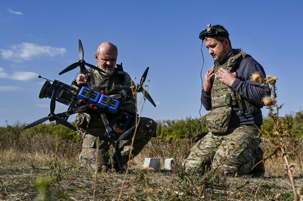 Украински военнослужещи от подразделението за безпилотни летателни апарати "Булава" на Специалната президентска бригада се подготвят за изпитателен полет на безпилотен летателен апарат FPV с прикрепен към него преносим гранатомет на позицията си близо до фронтовата линия на фона на руското нападение срещу Украйна в Запорожка област, Украйна.