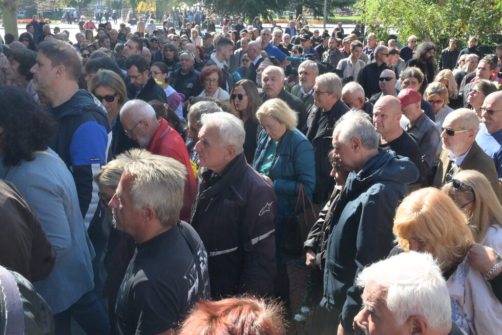 Близки, приятели и колеги се събраха в църквата "Света София" днес за поклонението на легендарния български музикант Кирил Маричков, който почина на <a href="https://www.dnevnik.bg/v_pamet/2024/10/11/4687661_pri_incident_na_scena_pochina_muzikantut_kiril/" target="_blank">11 октомври</a> при инцидент в село Селановци.
