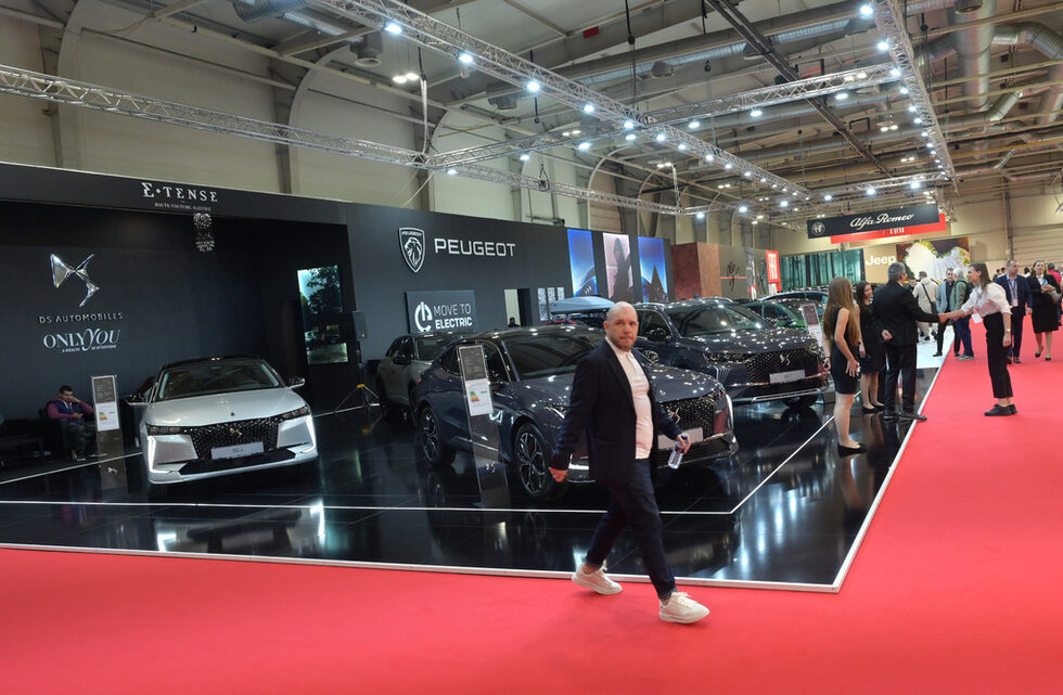 На фона на вървящ към рекорд пазар на нови автомобили днес се открива Автосалон София 2024. Това 36-тото издание на изложението. Автосалонът е един от трите в Европа, които са част от календара на международната асоциация на автомобилните производители (OICA), но от към марки е най-богато представен. От по-популярните производители липсват само BMW, Mercedes, Porsche и Mitsubishi