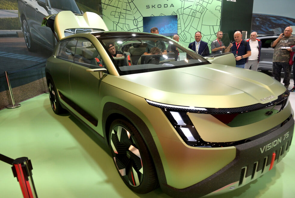 На щанда на Skoda може да се види концептуалният автомобил Vision 7S.