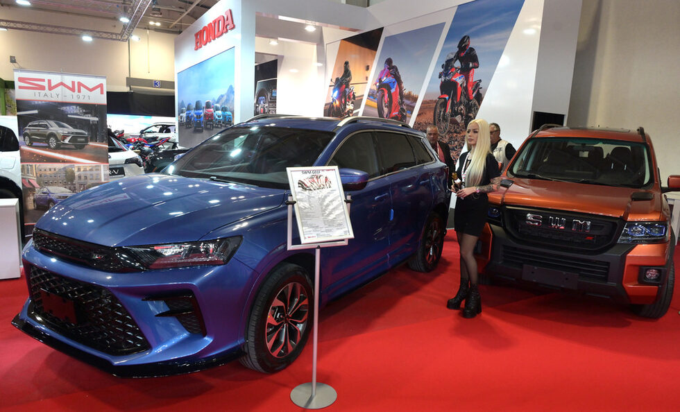 Това, с което ще се запомни автомобилен салон 2024 е <a href="https://www.dnevnik.bg/skorost/avtomobilna_industriia/2024/10/19/4689991_kitaiskata_avtomobilna_invaziia_se_nasochva_i_kum/" target="_blank">дебютът на нови китайски марки</a>. Една от тях е SWM, залагаща предимно на ниска цена.