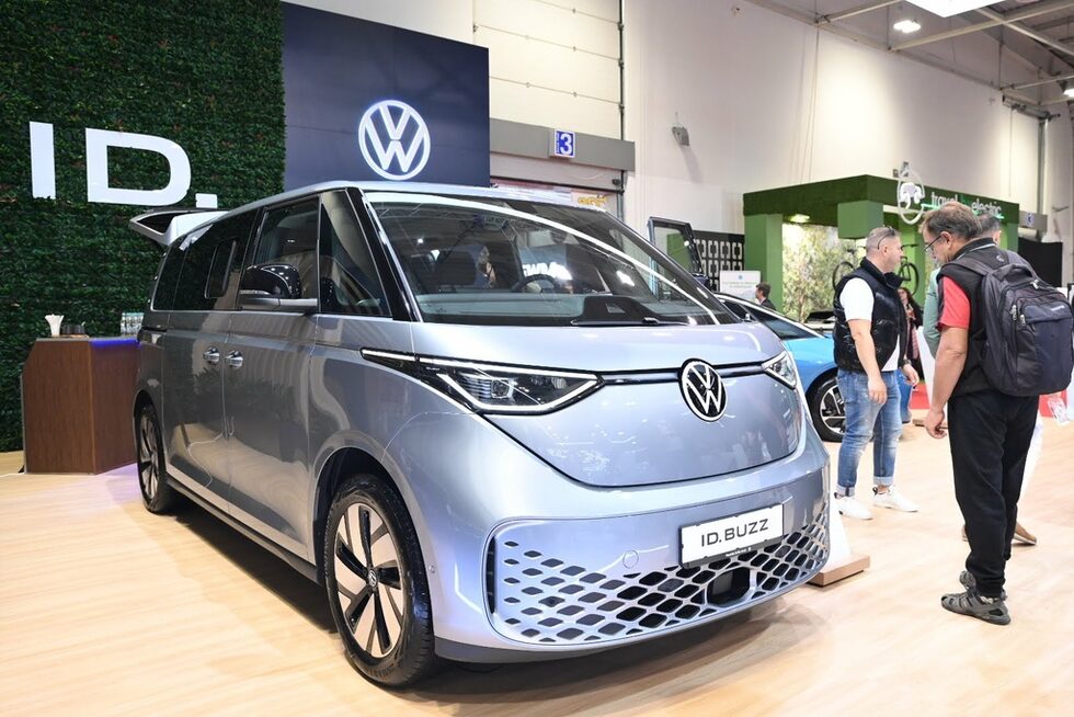 Електрическият Volkswagen ID. Buzz дебютира в удължената си версия със седем места.