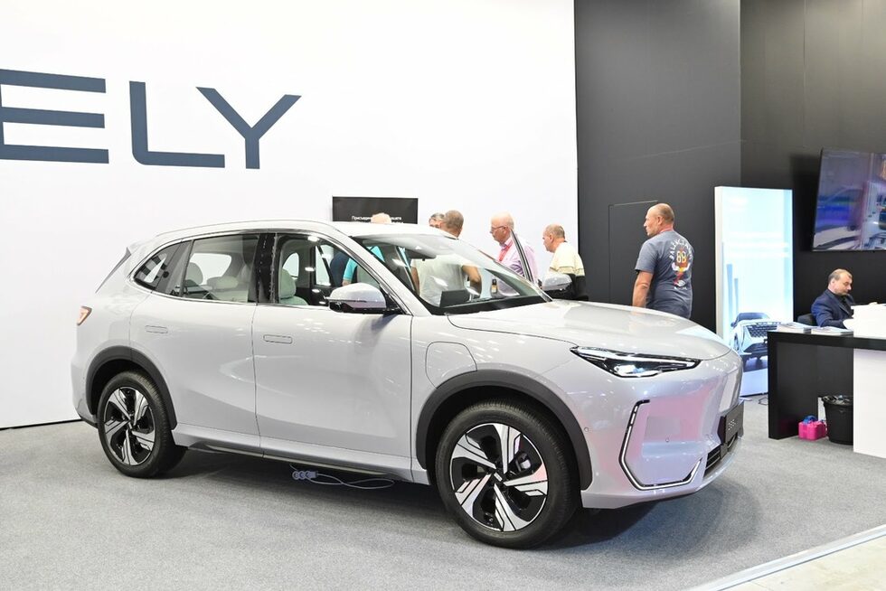 Geely EX5 e луксозен електрически кросоувър, изграден върху платформа на Volvo, марка, която китайците притежават.