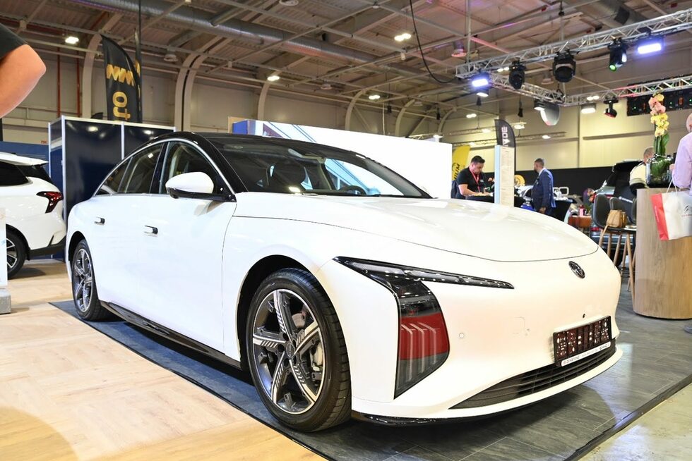 Dongfeng Forthing S7 е електрически автомобил.