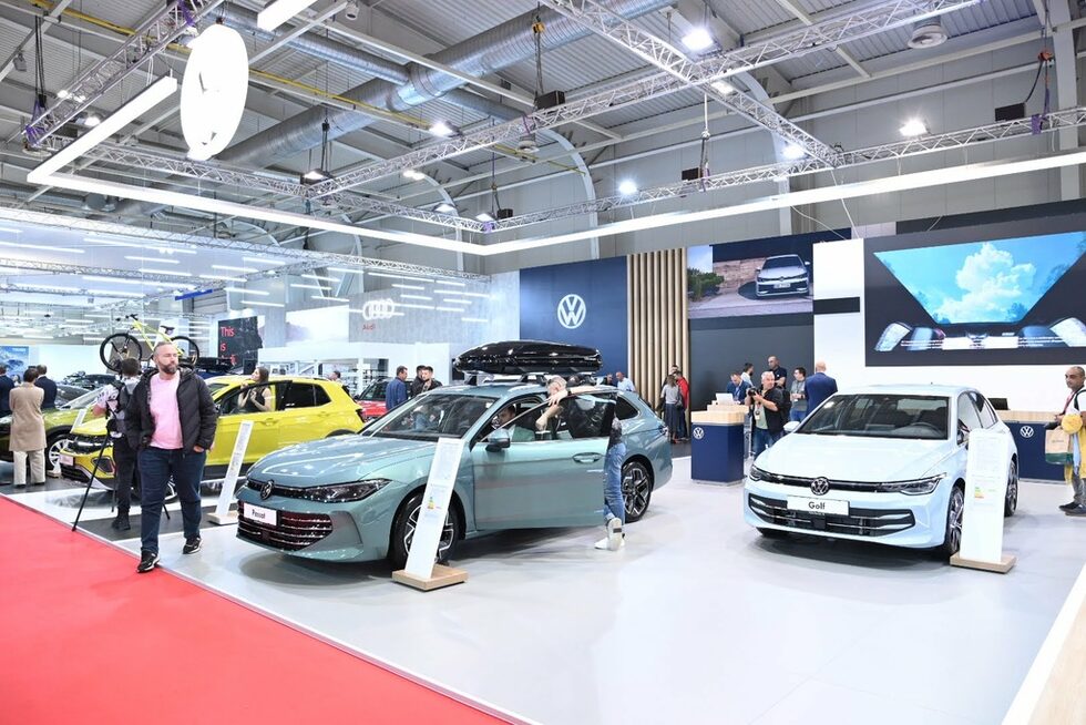 Още един юбиляр - Volkswagen Golf (вдясно) е на пазара вече 50 години.