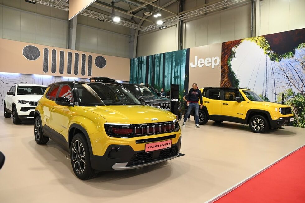 На салона е и автомобилът на годината в Европа за миналата година - Jeep Avenger.
