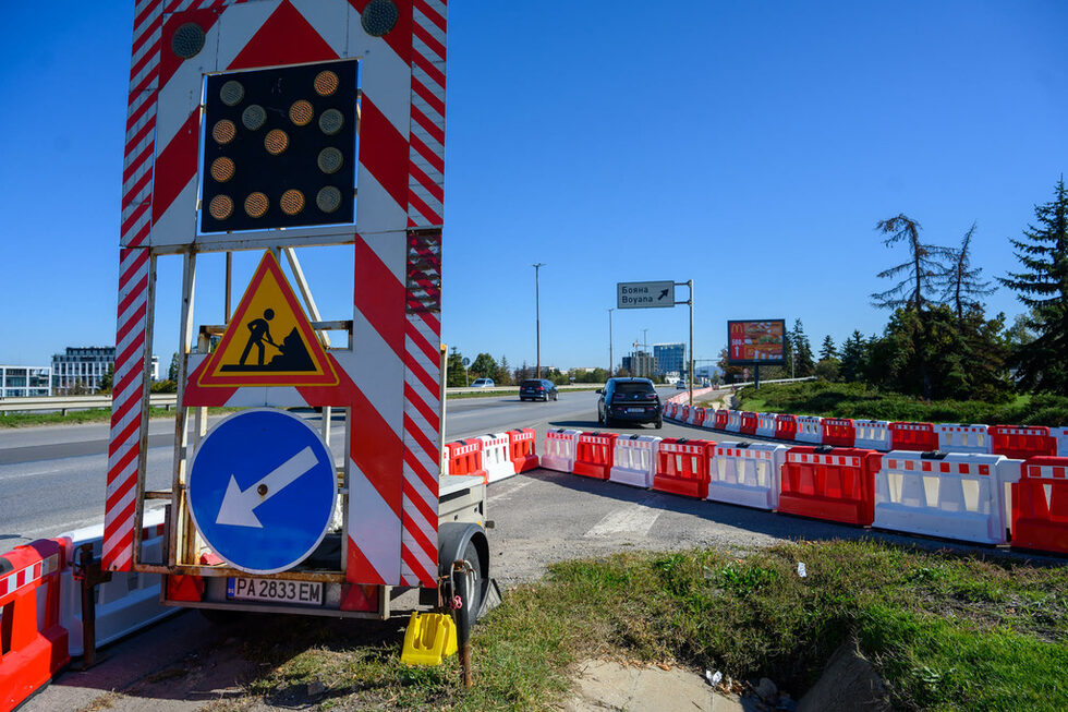 Столичната община отвори за движение участъка от бул. "България" към Околовръстния път и отклонението в посока "Младост" днес под опасния мост след като го укрепи.