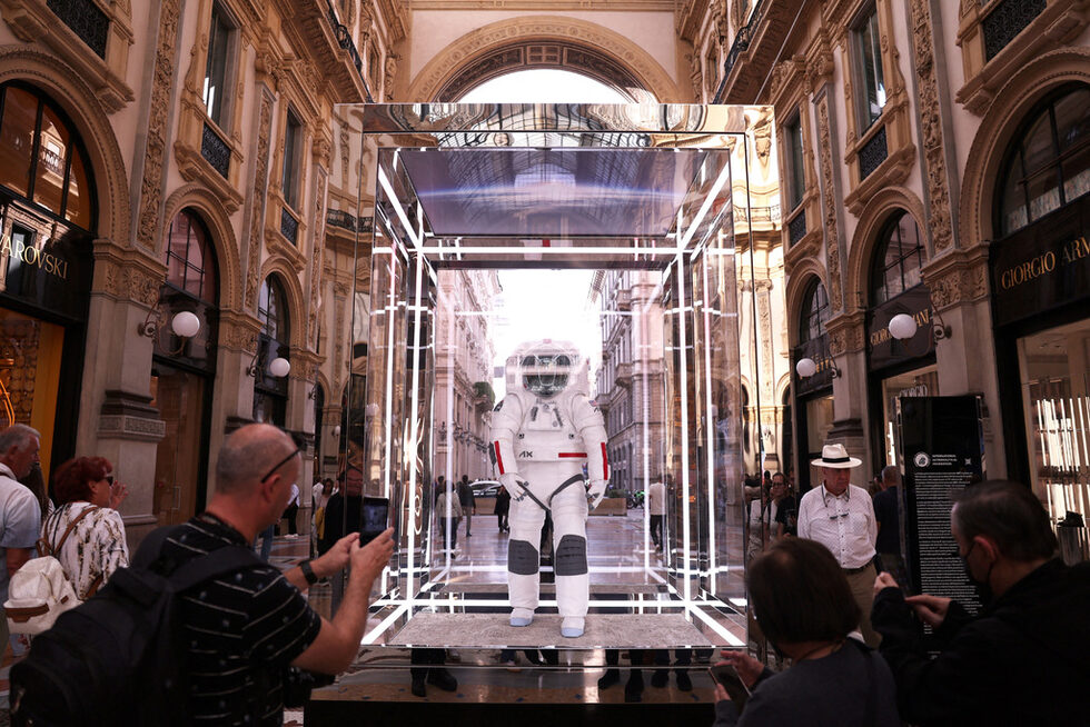 Космическият скафандър на Prada и Axiom Space (Axiom Extravehicular Mobility Unit) е изложен в центъра на Милано, проектиран и разработен за лунната мисия Artemis III, Милано, Италия.