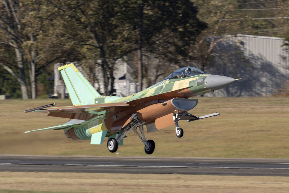 Два самолета F-16 ще бъдат предадени до края на тази година, но ще останат в САЩ за обучение на пилотите им. Ще се произведе и още един самолет, който заедно с другите два ще дойде в България до края на първото тримесечие на 2025 г.
