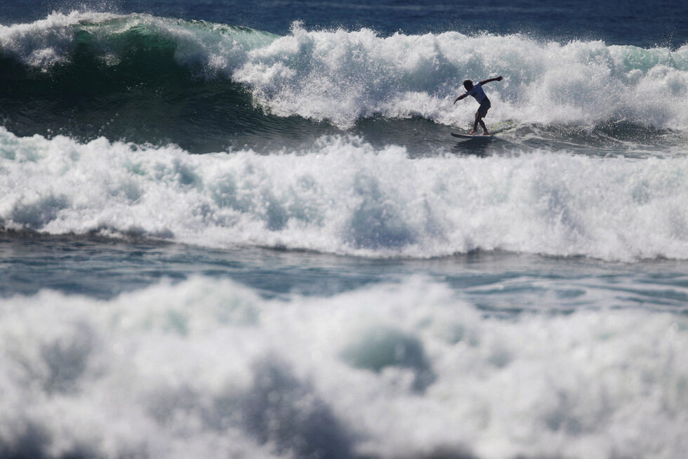 Сърфист по време на Световното първенство по сърф за ветерани Surf City El Salvador ISA на плажа Ел Сунзал в Таманике, Ел Салвадор.